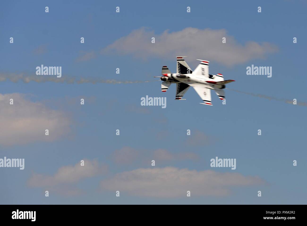 Il Thunderbirds, ufficialmente noto come negli Stati Uniti Air Force aria squadrone dimostrativo, precisione di eseguire manovre aeree per dimostrare le capacità del F-16 Falcon, Air Force del premier multi-ruolo di jet da combattimento, Scott Air Force Base, Ill., 11 giugno 2017. Otto altamente esperti piloti di caccia, quattro funzionari di supporto, tre civili e oltre 120 a tutto il personale arruolato contribuisca a rendere possibile per il team di mostrare le funzionalità di questa caccia a milioni di persone ogni anno. Insieme, questo team ha assicurato che una dimostrazione non è mai stata cancellata a causa di manutenzione di Foto Stock Il Thunderbirds, ufficialmente noto come negli Stati Uniti Air Force aria squadrone dimostrativo, precisione di eseguire manovre aeree per dimostrare le capacità del F-16 Falcon, Air Force del premier multi-ruolo di jet da combattimento, Scott Air Force Base, Ill., 11 giugno 2017. Otto altamente esperti piloti di caccia, quattro funzionari di supporto, tre civili e oltre 120 a tutto il personale arruolato contribuisca a rendere possibile per il team di mostrare le funzionalità di questa caccia a milioni di persone ogni anno. Insieme, questo team ha assicurato che una dimostrazione non è mai stata cancellata a causa di manutenzione di Foto Stock
