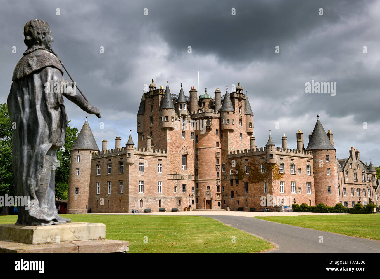 Prato anteriore di Glamis Castle casa d'infanzia di regina madre con piombo statua del Re Giacomo I di Inghilterra e Re Giacomo VI di Scozia Foto Stock