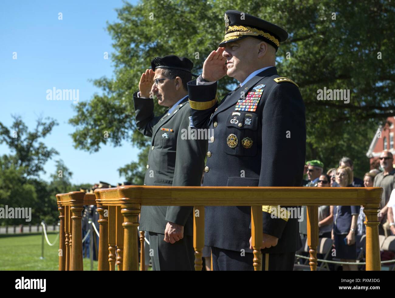 GEN Mark A. Milley, 39th capo del personale, U.S. Esercito e il Mag. Gen. Yaacov Barak, commander, Forze di Difesa Israeliane, forze di terra comando, rendere onori durante la riproduzione degli inni nazionali sia degli Stati Uniti e di Israele, 9 giugno 2017, durante un esercito pieno onore Cerimonia di arrivo sul campo di Whipple, Base comune Myer - Henderson Hall, Va. Foto Stock
