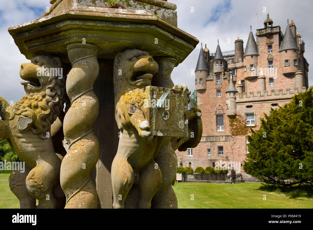 Close up danneggiato Lion sculture del grande orologio solare sul prato anteriore di Glamis Castle Scozia UK Foto Stock