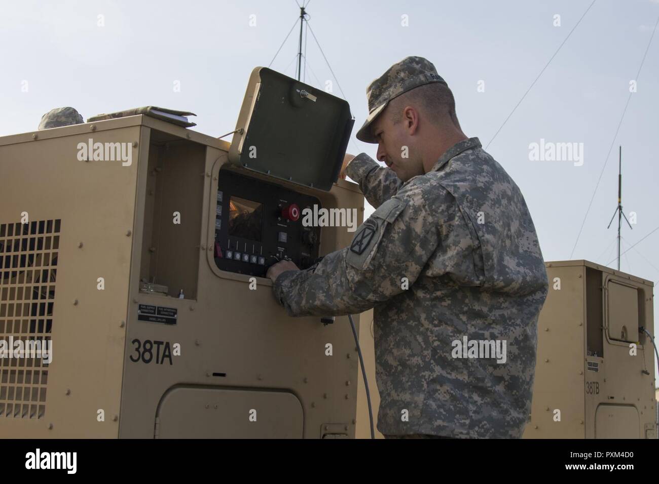 Stati Uniti Army Spc. Kale Raymond, Echo Company, 186th brigata battaglione di supporto, 86a brigata di fanteria combattere Team (montagna), Vermont Guardia nazionale, funziona sulla base di un generatore a Fort Drum, N.Y., 10 giugno 2017. Raymond e SPC. Kyle Spaulding siete sono solo la meccanica di supporto del 86º IBCT (MTN) durante un esercizio warfighter condotta per formazione annuale. Foto Stock