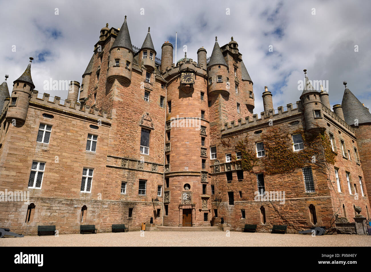 Pietra Rossa del fronte di Glamis Castle home di il conte e la contessa di Strathmore e Kinghorne Scotland Regno Unito Foto Stock
