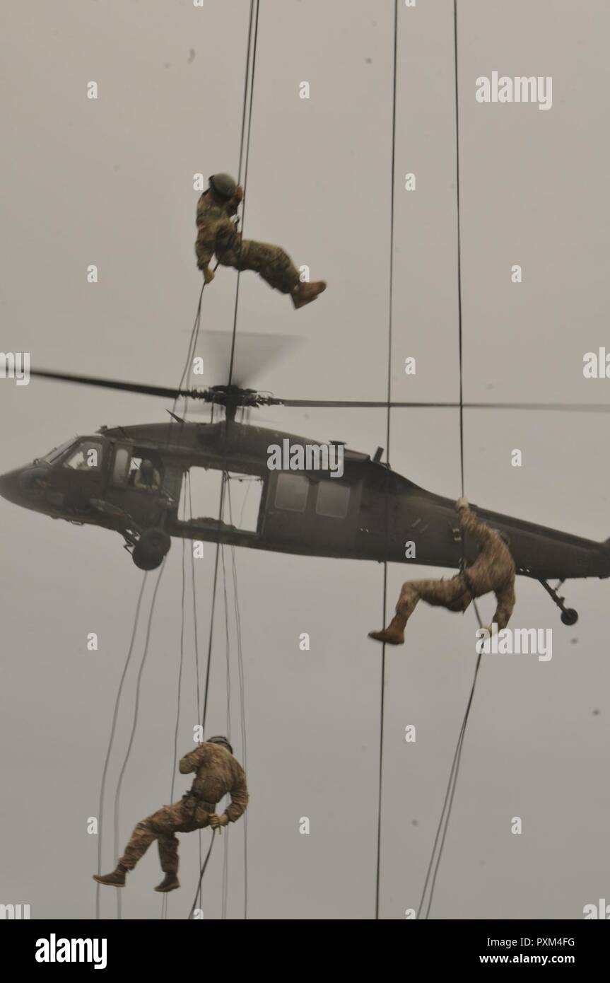 Un soldato rappels al di fuori di un UH-60 Black Hawk elicottero durante la Air Assault corso tenuto presso il Camp Rilea in Warrenton Oregon, Giugno 8, 2017. Rappelling è uno dei test di elementi di servizio deve completare per essere aggiudicati la Air Assault badge. Il corso consiste di allenamento fisico, ruck marche, istruzione in classe e a mani su esercizi pratici. Foto Stock