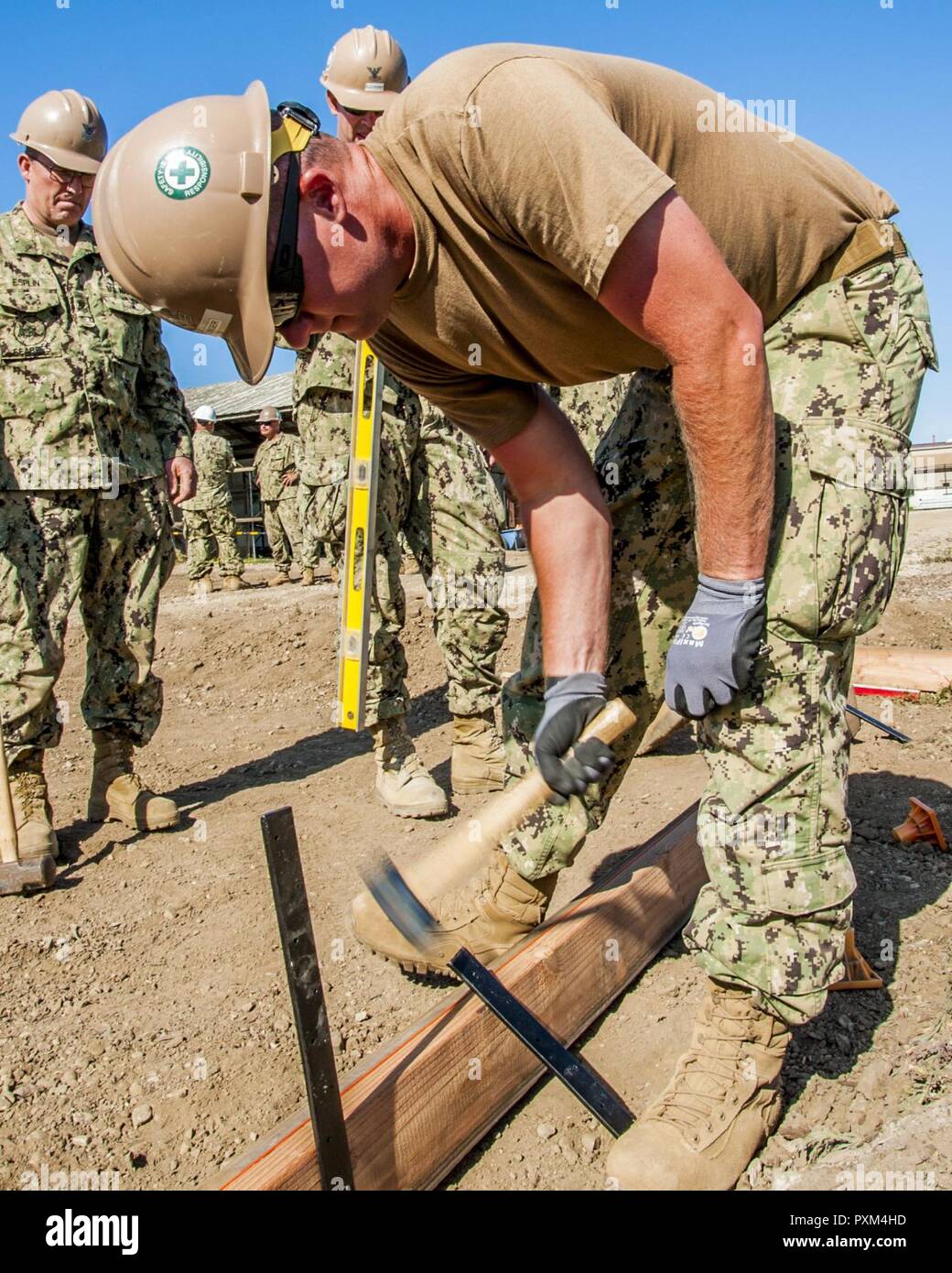 PORT HUENEME, ca. (9 giugno 2017) - Petty Officer 1. Classe Alan Eslinger con Naval Mobile Battaglione di costruzione 18 (NMCB 18) martelli in una barra di supporto per una forma concreta come parte di un vialetto estensione del progetto. NMCB 18 sta costruendo il calcestruzzo vialetto interno su base navale Ventura County. La base si utilizzano il vialetto per il movimento e le operazioni di trasporto. Foto Stock