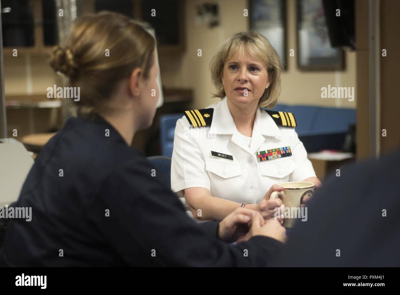 PORTLAND, Ore. (Giugno 8, 2017) Lt. La Cmdr. Suzanne McVey, Navy Reservist assegnato a Marina Centro Supporto Operativo Portland, colloqui per il guardiamarina Mallory Brinley a bordo della Ticonderoga-class guidato-missili cruiser USS Bunker Hill (CG 52)durante il Festival di Rose e settimana della flotta di Portland. Il festival e settimana della flotta Portland sono una festa del mare servizi con i marinai, marine, e Guardia Costiera membri provenienti da Stati Uniti e Canada. Foto Stock