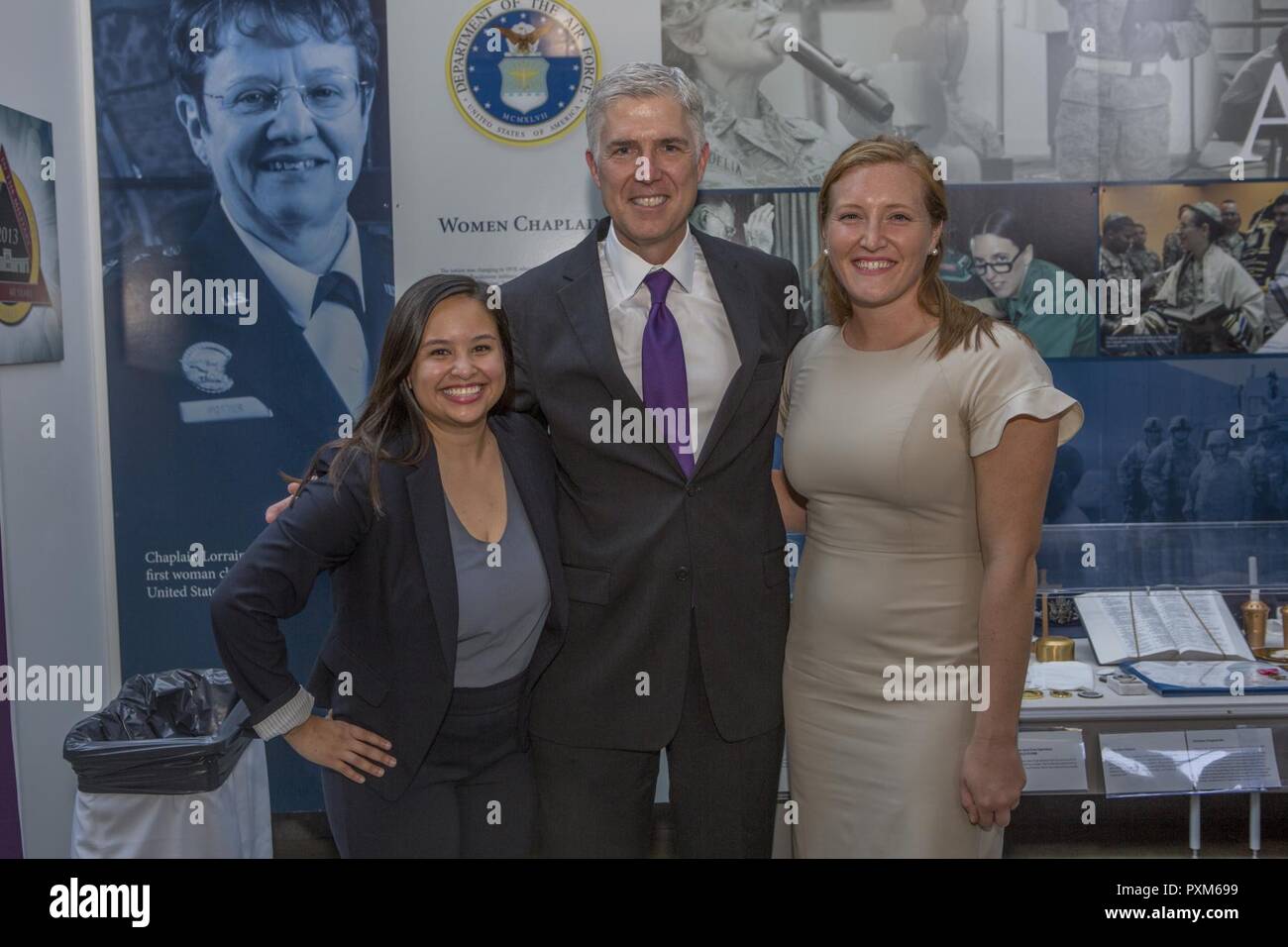 L' onorevole Neil M. Gorsuch, associare la giustizia della Corte suprema degli Stati Uniti in posa per una foto con Geraldine Ingold, sinistra, studente, Università di Stato del Michigan e Anna Dryden, studente, Antonin Scalia Law School durante un tramonto parade ricevimento in donne in servizio militare per l'America Memorial, Arlington, Virginia, Giugno 6, 2017. Sunset parate sono tenuti come mezzo di onorare gli alti funzionari, illustri cittadini e sostenitori del Marine Corps. Foto Stock