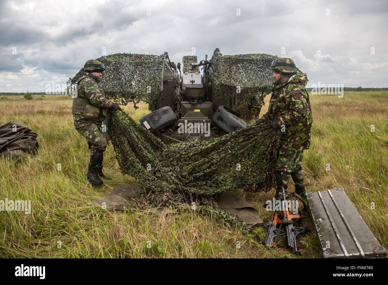 Gruppo di Combattimento Polonia soldati rumeni configurare e testare le loro Oerlikon GDF-203 35mm doppia cannon anti-aerei arma durante la Saber Strike 2017, a Bemowo Piskie Area Formazione vicino Orzysz, Polonia, 13 giugno 2017. Sciopero di Saber 17 è un U.S. Esercito Europa-led multinazionale di forze combinate esercizio condotte annualmente per migliorare l'alleanza NATO in tutta la regione del Baltico e in Polonia. Questo anno di esercizio include integrati e sincronizzati la dissuasione-orientata di formazione progettati per migliorare l'interoperabilità e la disponibilità di 20 nazioni partecipanti' forze armate. Foto Stock