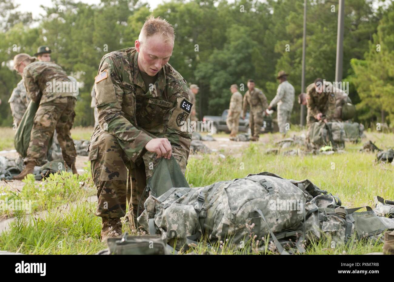 Private di prima classe Smullen Scott, di Mendham, NJ, rappresentando l'Intelligence militare comando Readiness, passaggi il suo zaino a seguito di un primo mattino 10-chilometro di marzo al 2017 U.S. La riserva di esercito guerriero migliore concorrenza a Fort Bragg, N.C. Giugno 13. Questo anno il guerriero migliore concorrenza determineranno il top noncommissioned officer e junior soldato arruolato che rappresenteranno gli Stati Uniti Esercito di riserva nel dipartimento dell'esercito guerriero migliore concorrenza entro la fine di quest'anno a Fort A.P. Hill, Va. Foto Stock