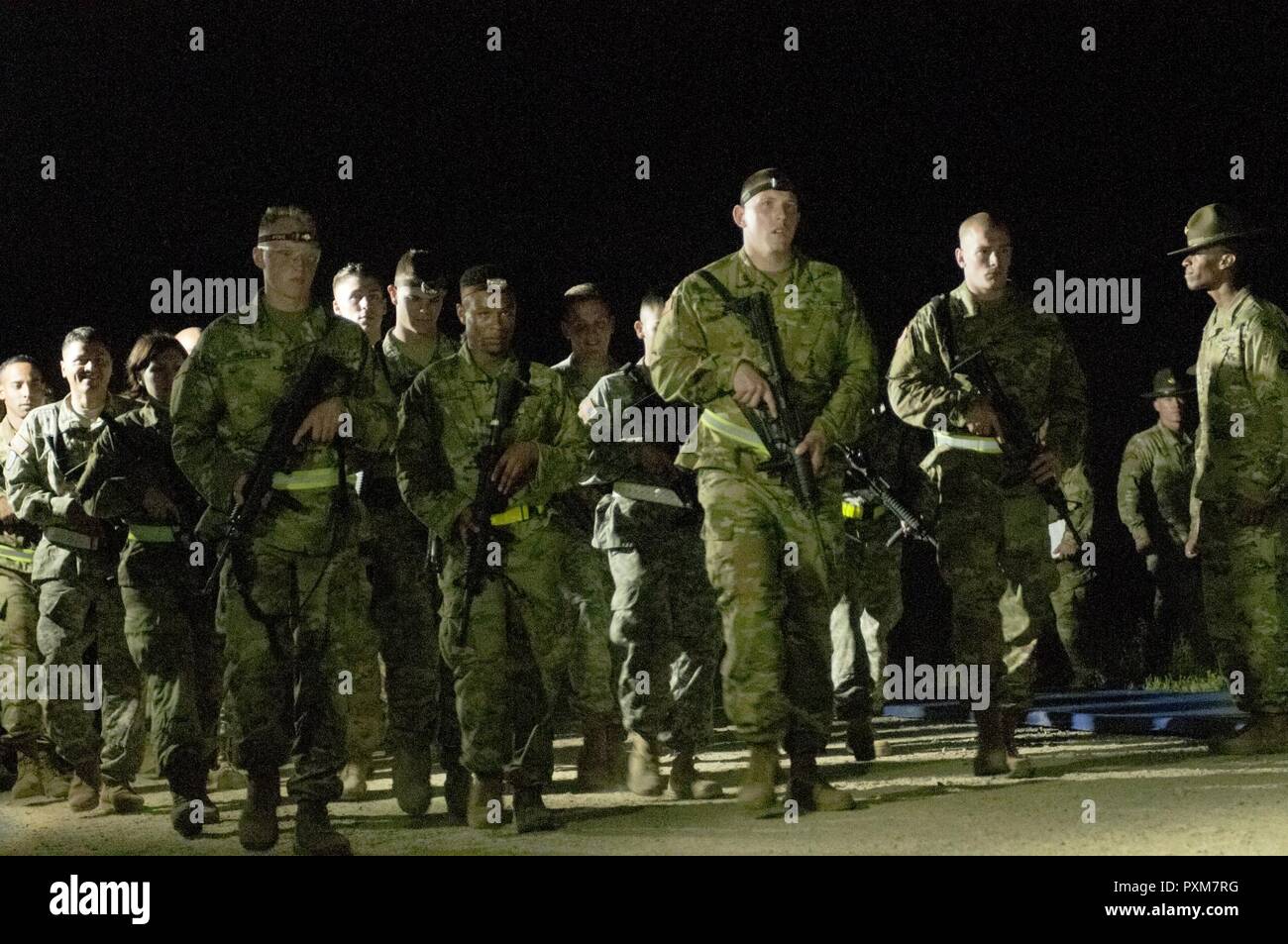 Sotto lo sguardo vigile di trapano sergenti, riserva di esercito di soldati arriva per eseguire un primo mattino fisica test al 2017 U.S. La riserva di esercito guerriero migliore concorrenza a Fort Bragg, N.C. Giugno 13. Questo anno il guerriero migliore concorrenza determineranno il top noncommissioned officer e junior soldato arruolato che rappresenteranno gli Stati Uniti Esercito di riserva nel dipartimento dell'esercito guerriero migliore concorrenza entro la fine di quest'anno a Fort A.P. Hill, Va. Foto Stock