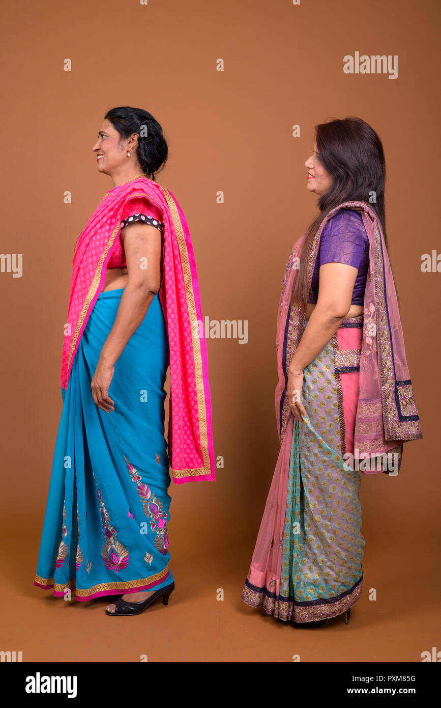 Lunghezza piena vista profilo colpo di due indiani donna in piedi Foto Stock