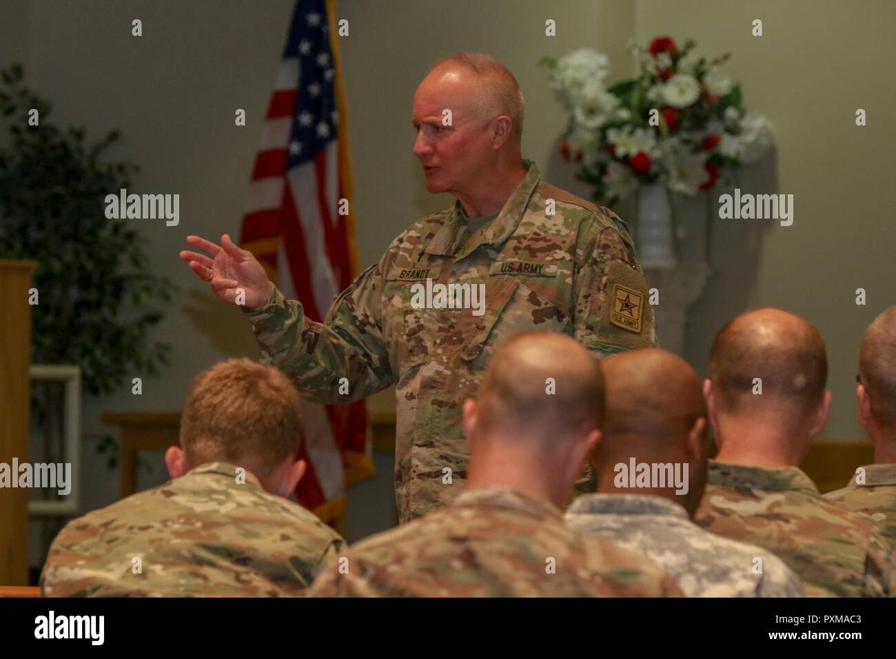 Cappellano (Briga. Gen.) Kenneth Brandt, l'esercito Senior Guardia Nazionale del cappellano e US Army vice capo dei cappellani per la Guardia Nazionale, parla di attivo, protezione e unità di riserva ministero team radunati a Fort tamburo durante il vertice del cappellano. Brandt ha partecipato al vertice per evidenziare l importanza di lavorare insieme come parte dell'unità associate programma pilota, e raccomando a tutti i presenti per il loro lavoro esteso verso l'AUP gli obiettivi di una maggiore disponibilità. Foto Stock