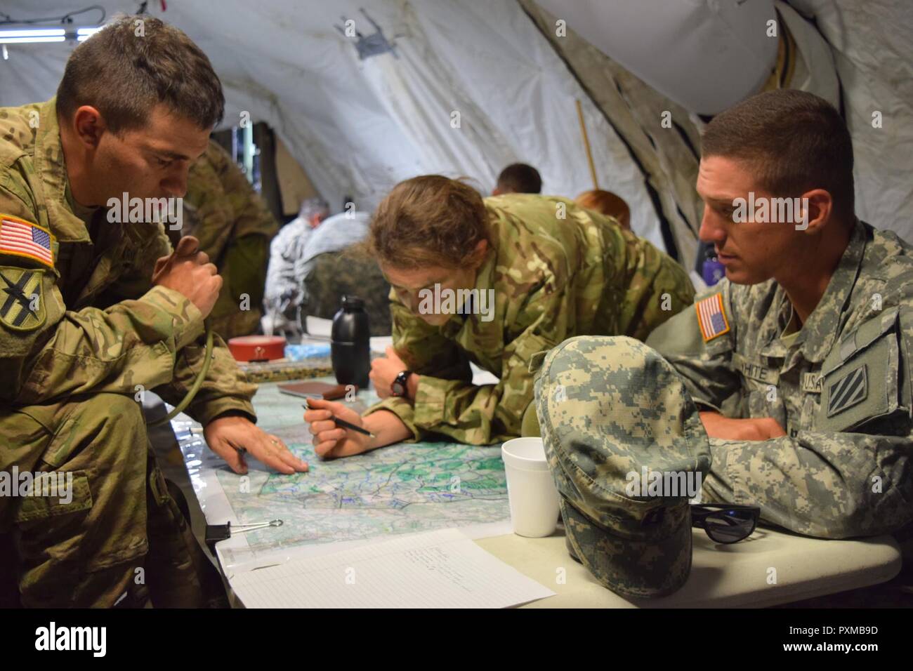 Secondo tenente Abigail Freeman del 7° Intelligenza militare battaglione, British forze di riserva funziona con 48th della brigata di fanteria combattere il Team ufficiale di intelligence Il Mag. Luca e di Gurley Capt. Sam bianco, assistente responsabile di intelligence, per costruire un combinati di sovrapposizione di ostacolo durante la XLVIII IBCT esportabile della formazione di combattimento rotazione capacità a Fort Stewart, Ga. Freeman è stato addestrato con la 48th IBCT attraverso la riserva militare Programma di scambio. Foto Stock