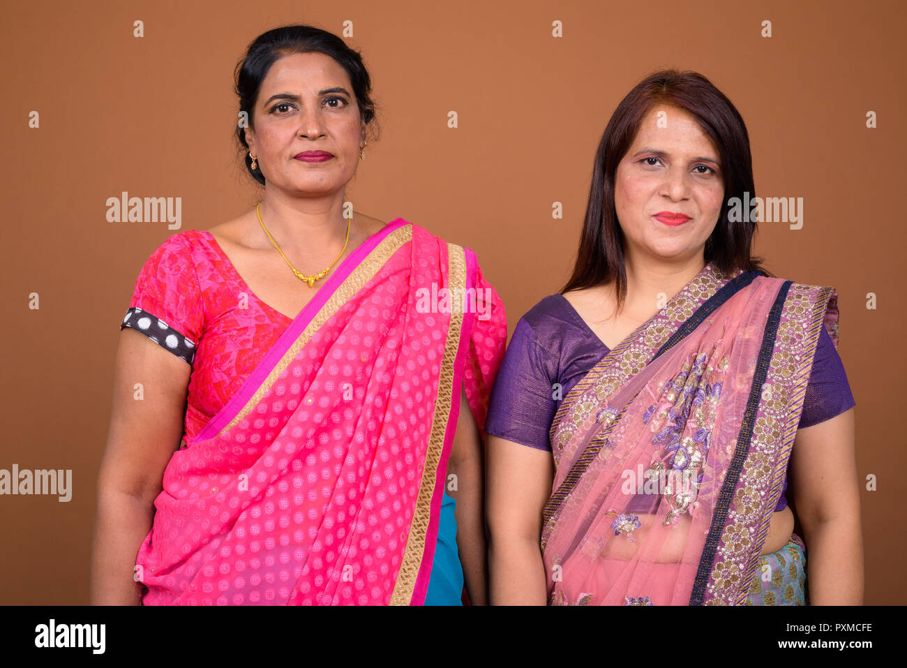 Due indiani maturo donne che indossano sari indiani vestiti tradizionali Foto Stock