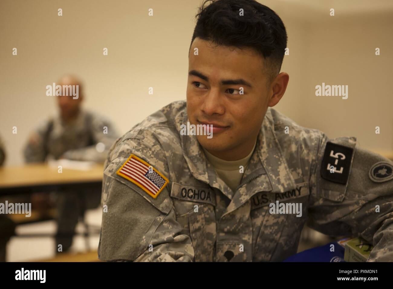 Warrior Spc. Kenny Ochoa un natante specailist che rappresenta il supporto comando di supporto compete al 2017 U.S. La riserva di esercito guerriero migliore concorrenza a Fort Bragg, N.C. Giugno 12. Questo anno il guerriero migliore concorrenza determineranno il top noncommissioned officer e junior soldato arruolato che rappresenteranno gli Stati Uniti Esercito di riserva nel dipartimento dell'esercito guerriero migliore concorrenza entro la fine di quest'anno a Fort A.P. Hill, Va. Foto Stock