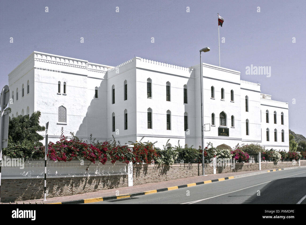 Il Muscat Oman Maskat Masquat Centrum Stadtmitte Altstadt Gebaeude Weiss Bauwerk Architektur Arabische Halbinsel Naher Osten Sultanat Ausflugsziel Sehens Foto Stock
