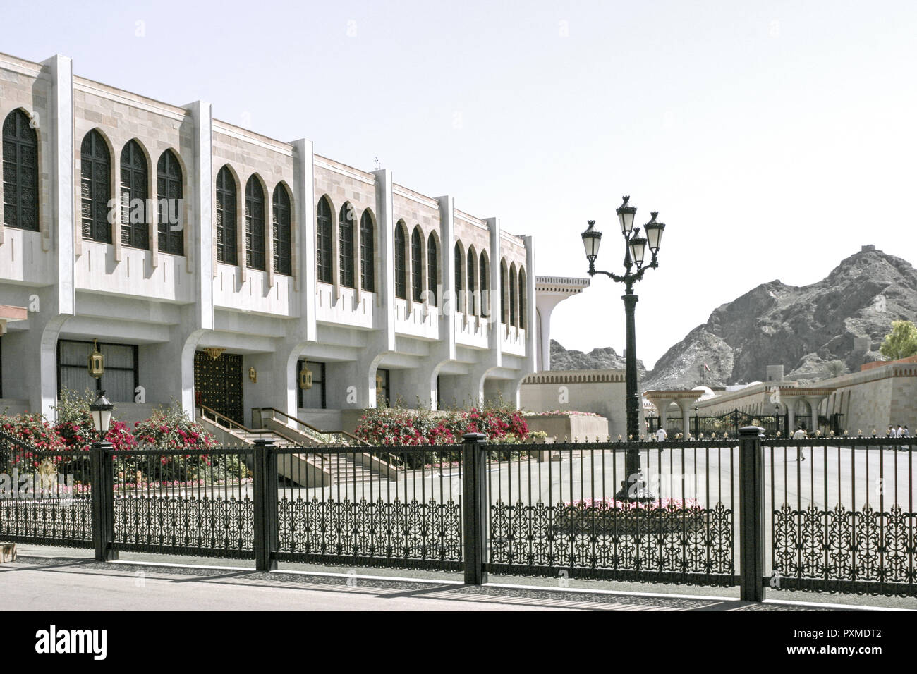 Il Muscat Oman Maskat Masquat Centrum Stadtmitte Altstadt Gebaeude Zaun Laterne Bauwerk Architektur Arabische Halbinsel Naher Osten Sultanat Ausflugsziel Foto Stock