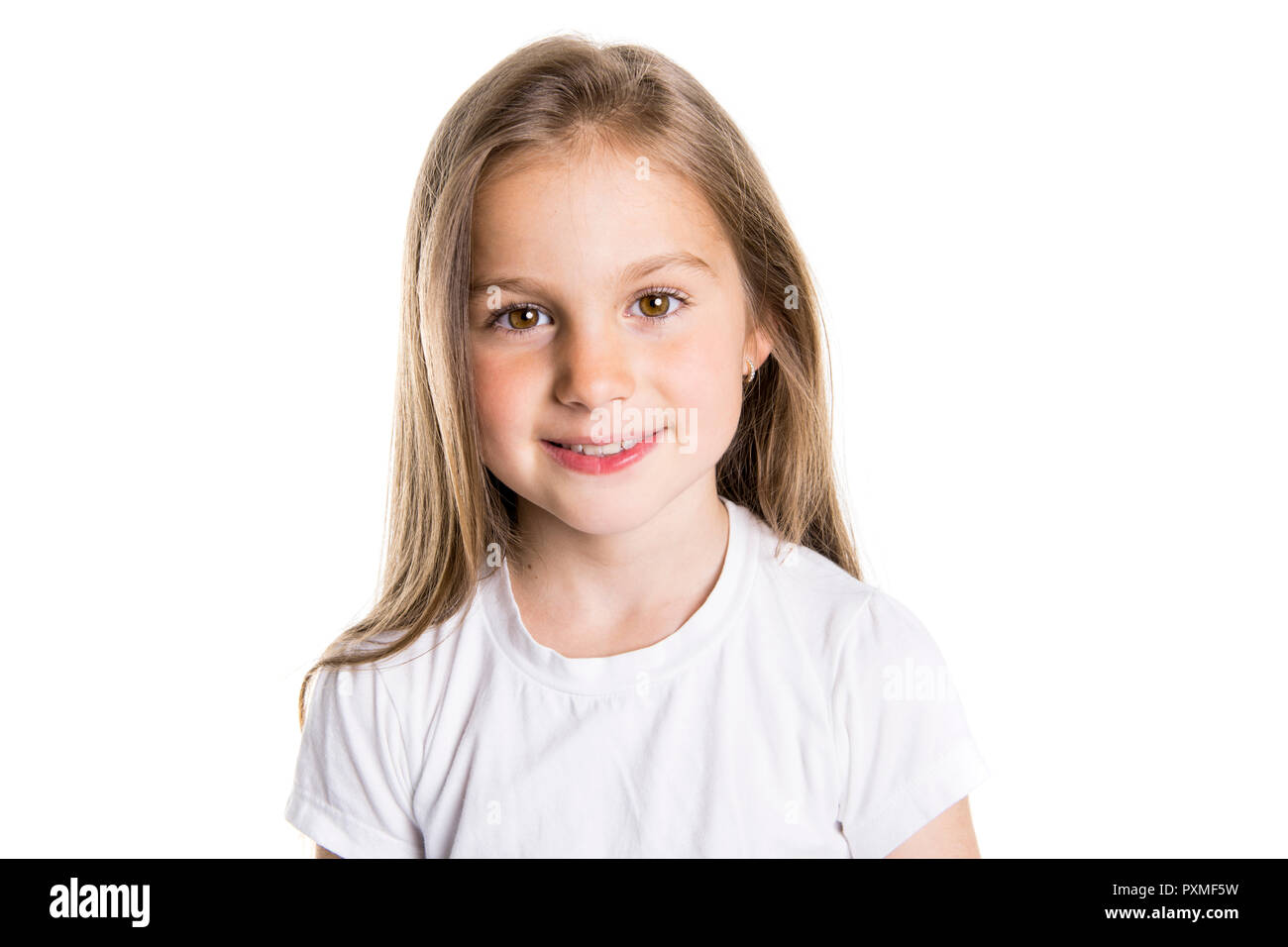 Un ritratto di un simpatico 7 anni ragazza isolate su sfondo bianco Foto Stock