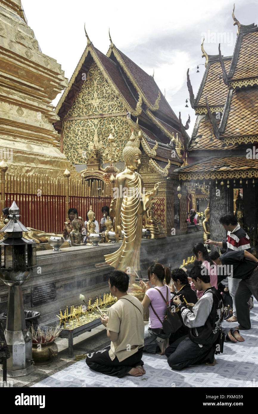 Tempel Wat Phra That Doi Suthep Chiang Mai Thailandia Siam Architektur asiatisch Buddha Asien Menschen Buddhisten glaeubig andaechtig Buddhismus buddhis Foto Stock