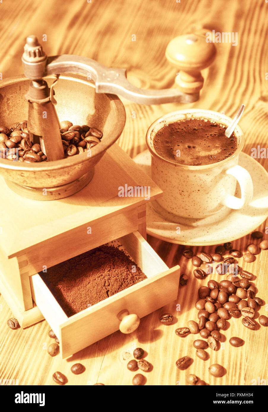 Eine, Tasse, schwarzer Kaffee, Kaffeebohnen, Kaffeemuehle, simbolo gemahlen Foto Stock