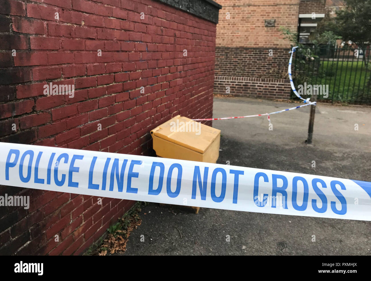 Nastro di polizia vicino la scena dove in strada Armitage, Greenwich dove un adolescente morto dopo un accoltellato a sud-est di Londra. Foto Stock