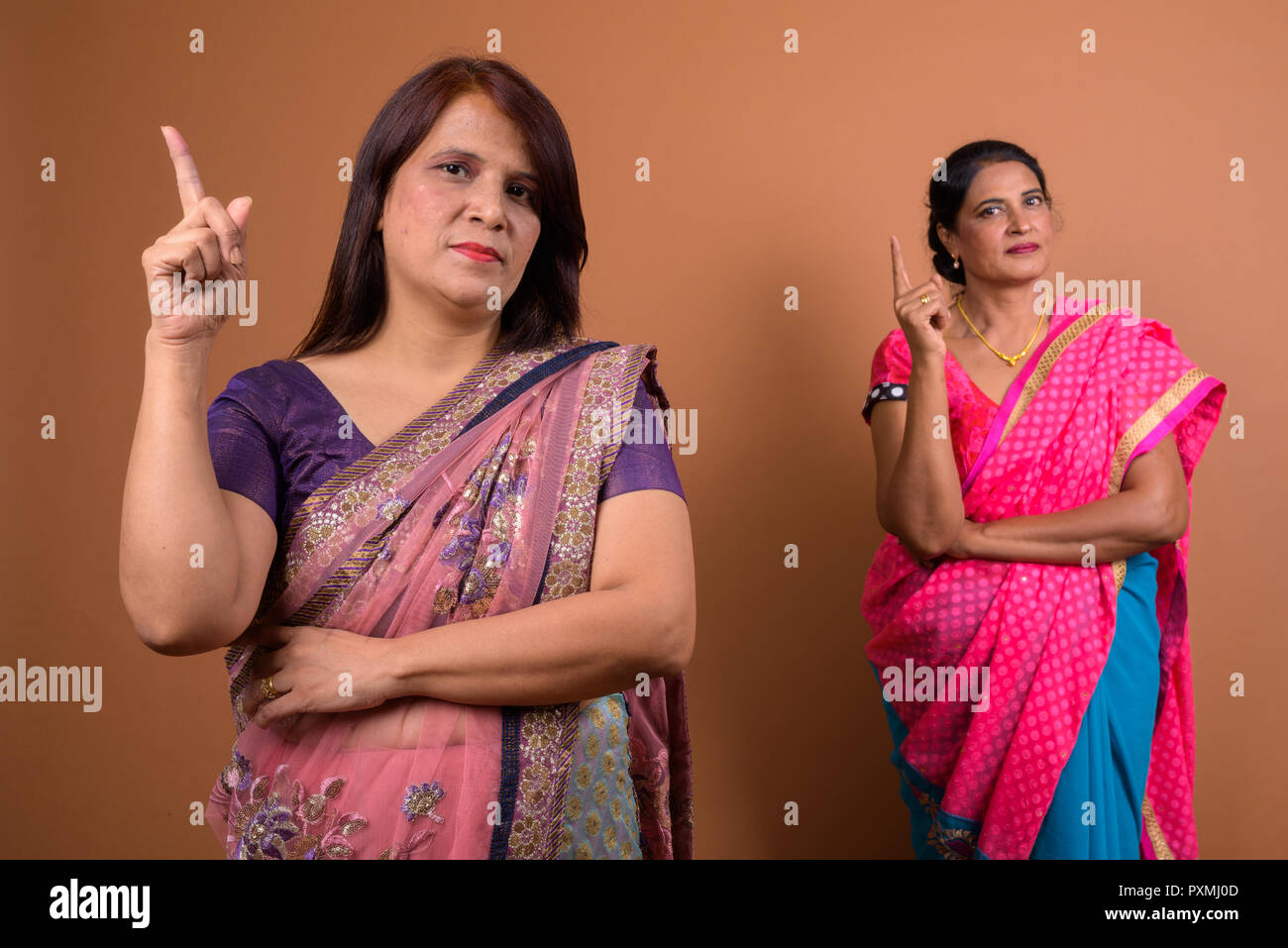 Ritratto di due coppia donna Indiana che puntare il dito fino Foto Stock
