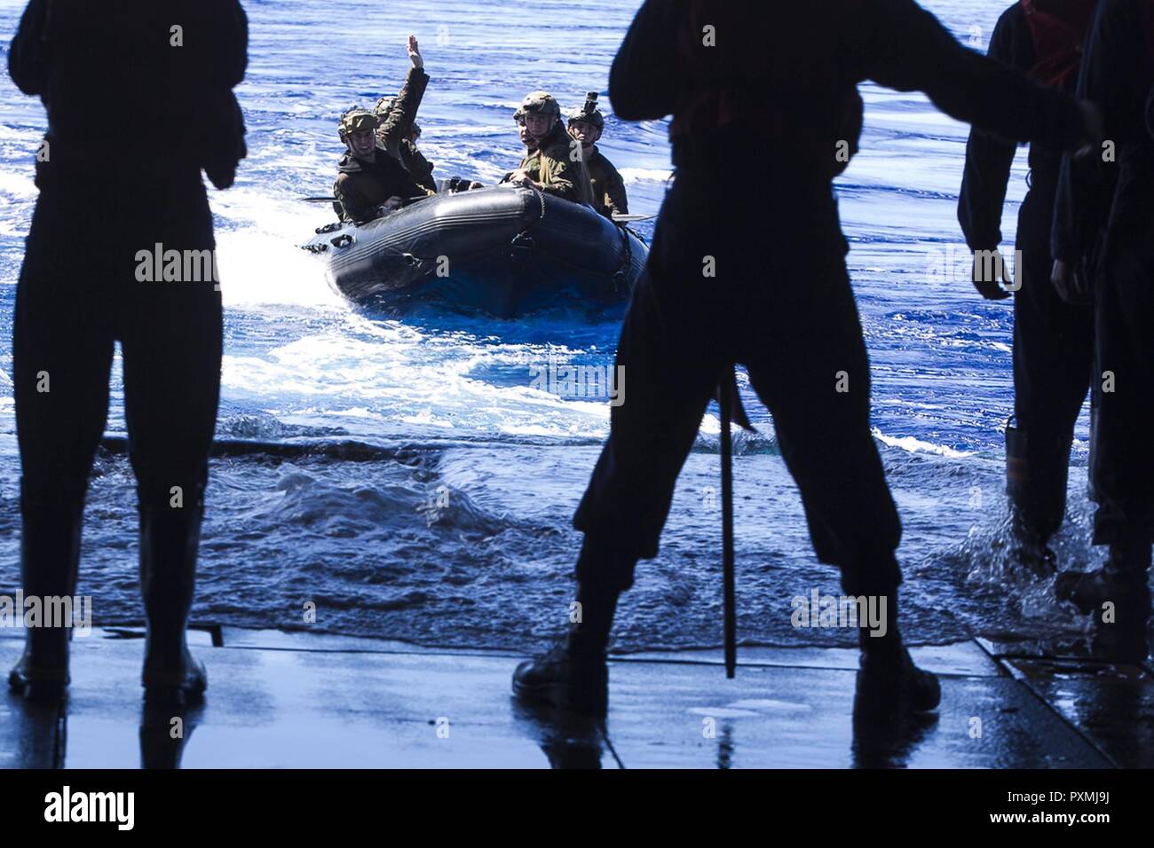 Boatswain's si accoppia con la USS Bonhomme Richard (LHD 6) attendono l arrivo dei Marines a bordo di una gomma di combattimento razzia Craft (CRRC) durante la formazione helocast, 15 giugno 2017. Il boatswain compagni di lavorare insieme con i marines della trentunesima Marine Expeditionary Unit Anfibio del plotone di ricognizione (ARP) per garantire la sicurezza del recupero dei Marines conducendo addestramento anfibio e operazioni. Helocast è una specialità del trentunesimo MEU ARP del. Durante helocast, un CRRC è lanciato dalla parte posteriore di velivoli ad ala rotante, seguita da marines che saltare da un velivolo e a bordo del CRRC per eseguire l'anfibia rec Foto Stock