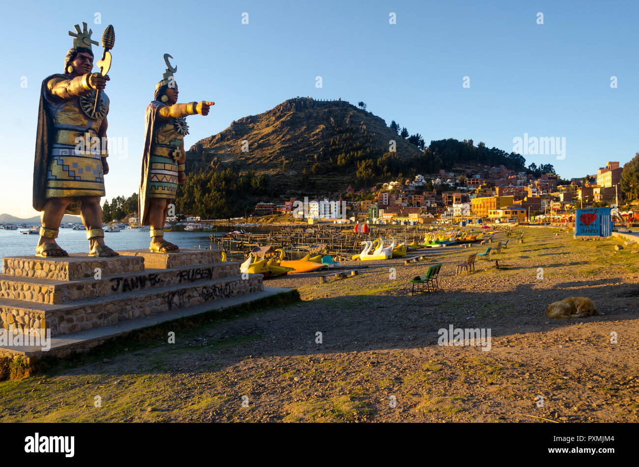Statue Inca sulla spiaggia di Copacabana, il lago Titicaca, Bolivia Foto Stock