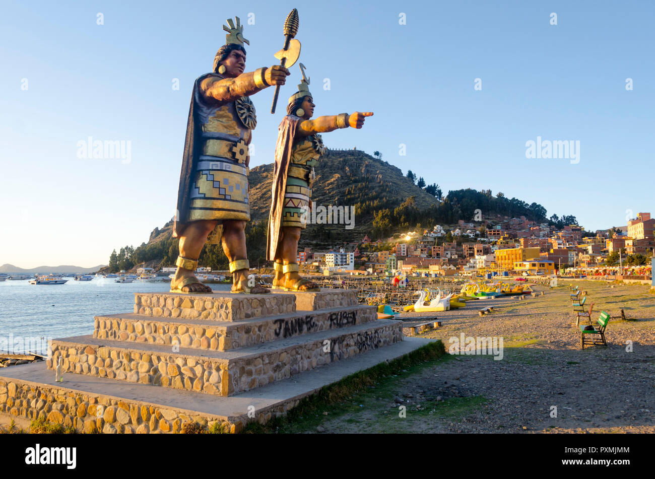 Statue Inca sulla spiaggia di Copacabana, il lago Titicaca, Bolivia Foto Stock