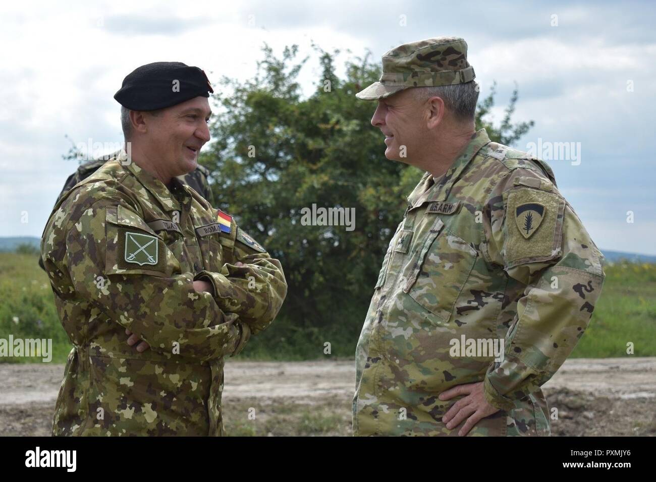 Brig. Gen. Gheorghita Vlad, Comandante del Joint National Training Center e Briga. Gen. Phillip Jolly, Esercito degli Stati Uniti Europa, vice comandante generale di mobilitazione e di affari di riserva, Esercito degli Stati Uniti Europa, discutere i progetti di costruzione a JNTC, Cincu, Romania. Stati Uniti, Regno Unito, e gli ingegneri di rumeni sono la costruzione di un non-standard live-Incendio campo, le violazioni e le demolizioni gamma. La risoluta Castello 2017 è un esercizio rafforzare l'alleanza NATO e di rafforzare la sua capacità di formazione congiunta e la risposta alle minacce all'interno della regione. Foto Stock