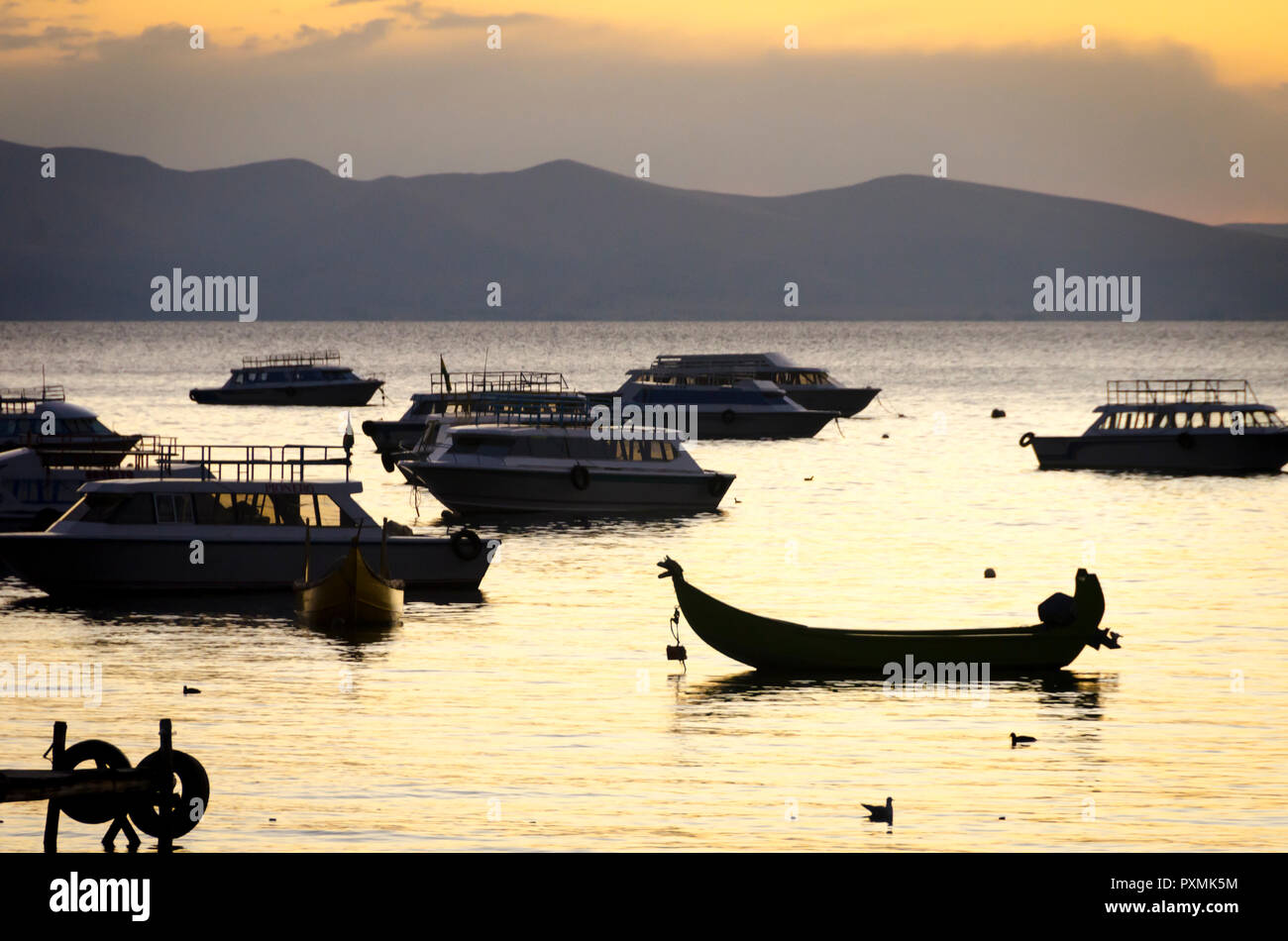 Barche in bay, Copacabana, Lago Titicaca, Bolivia Foto Stock