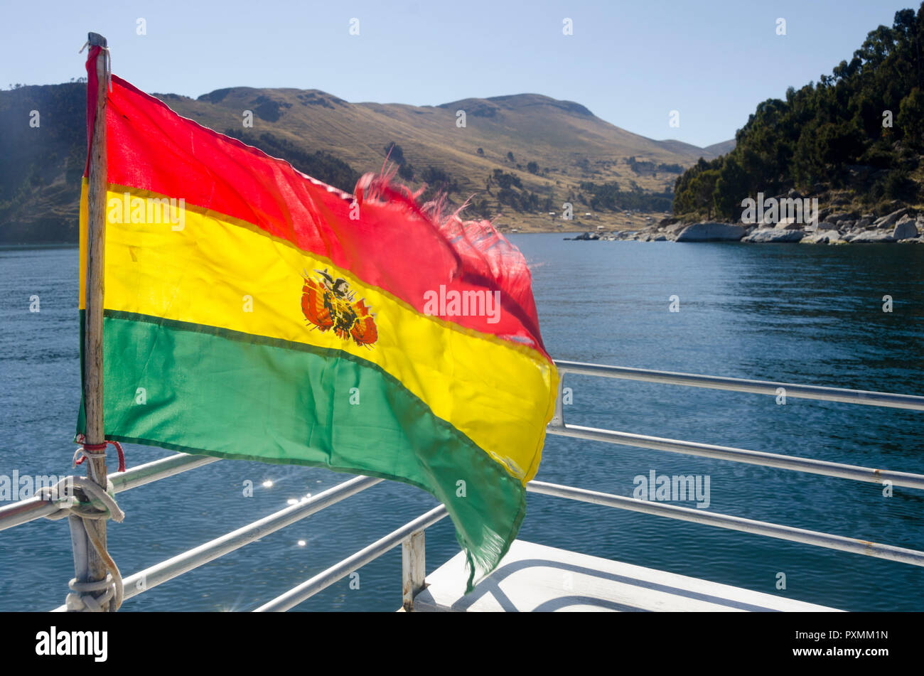 Bandiera boliviana in barca sul lago Titicaca, vicino a Copacabana, Bolivia Foto Stock