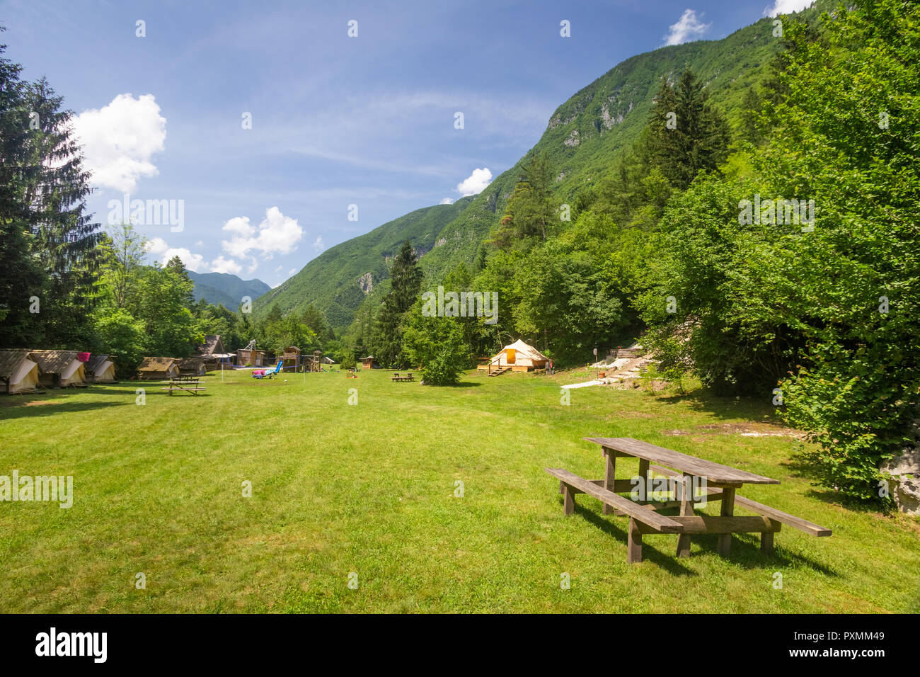 Ampia vista di adrenalina controllare eco camp resort in Soca valley in Slovenia. Foto Stock
