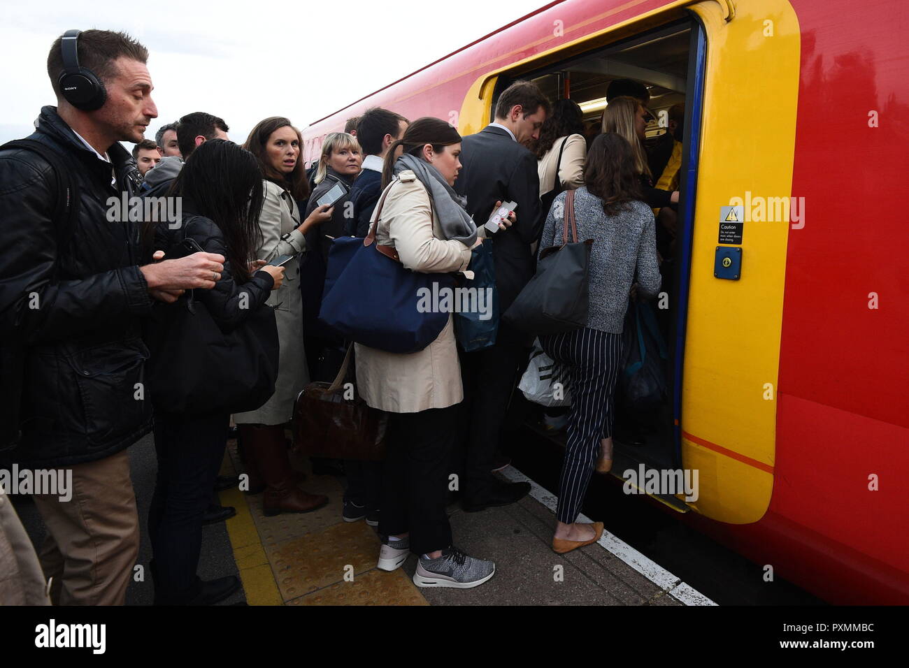 Provare i passeggeri a bordo di un Sud Occidentale stazione Ferroviaria a Earlsfield stazione ferroviaria, a sud ovest di Londra, come membri della ferrovia, del trasporto marittimo e il trasporto (RMT) unione su South Western Railway montato picket linee stazioni esterno come il tratto più lungo di scioperi poiché la fila ha ottenuto svasato in modo. Foto Stock