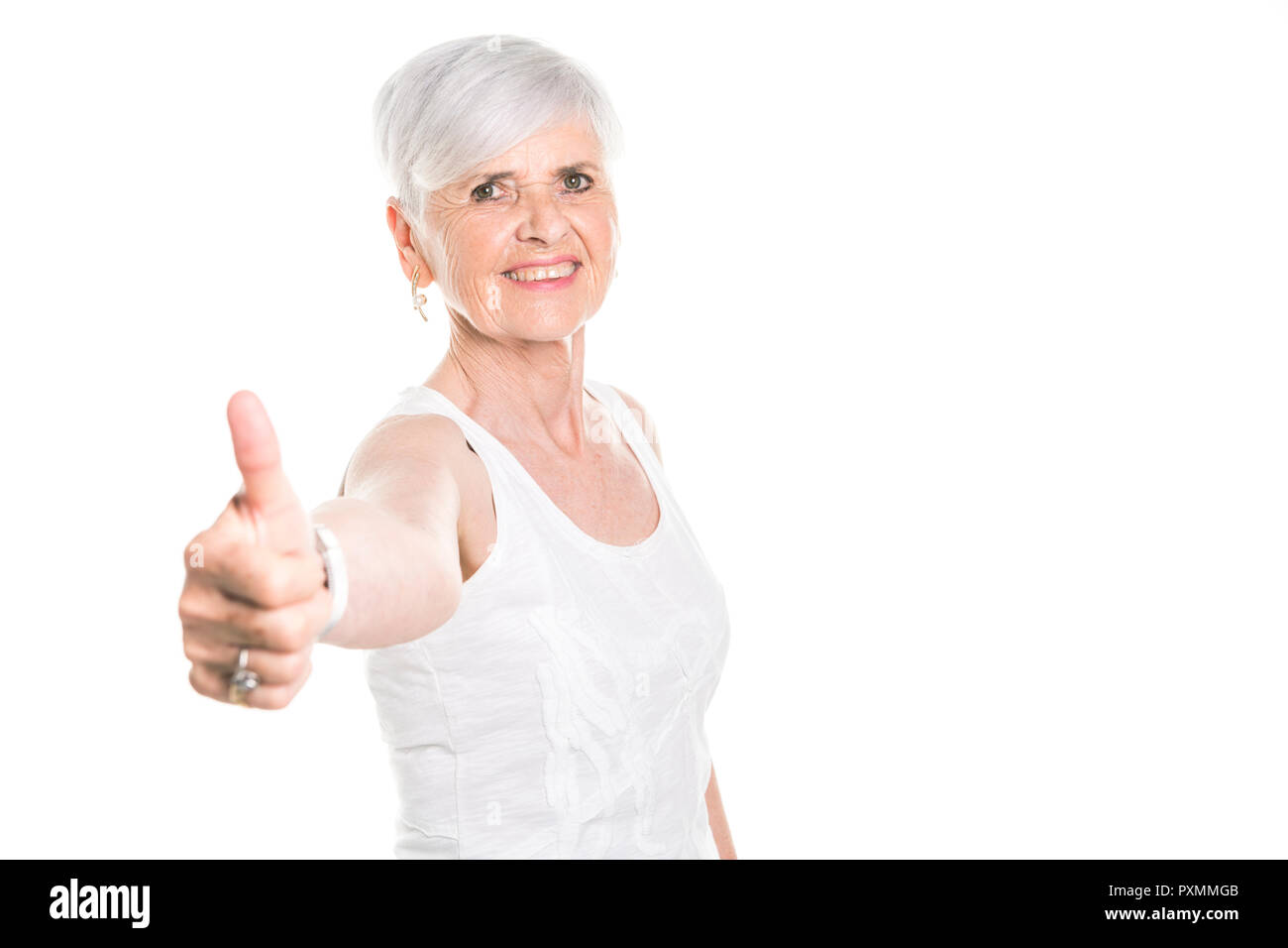 Donna anziana su studio sfondo bianco con il pollice in alto Foto Stock