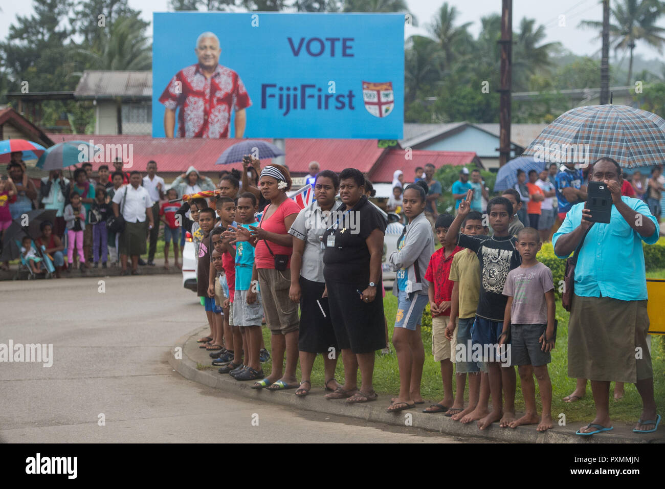 La folla la linea della rotta da Nausori aeroporto di Suva, Figi, prima dell'arrivo di il Duca e la Duchessa di Sussex il giorno uno della coppia reale la visita alle Isole Figi. Foto Stock