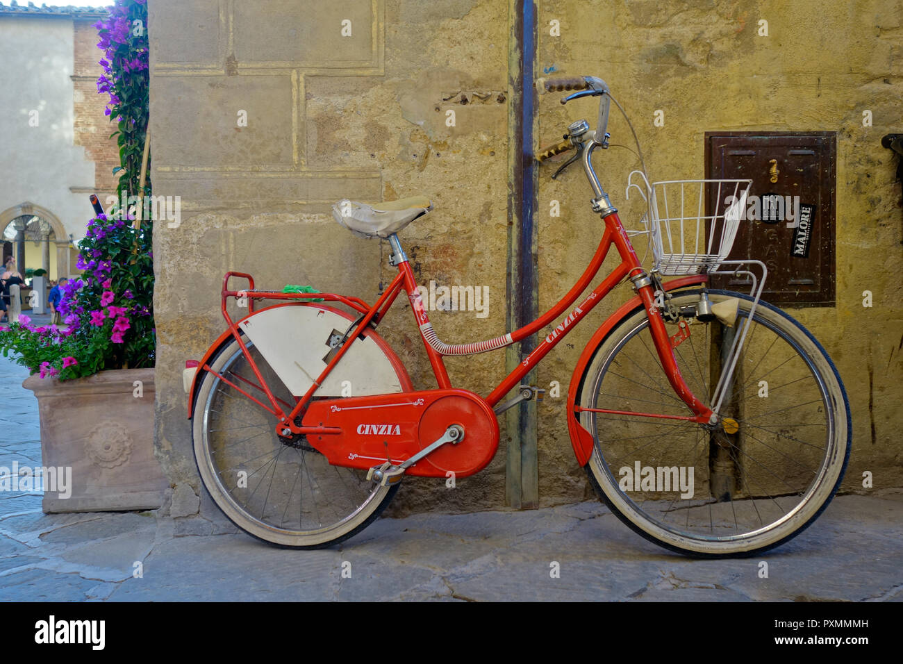 RED vecchia bicicletta . ALTES ROTES FAHRRAD Foto Stock