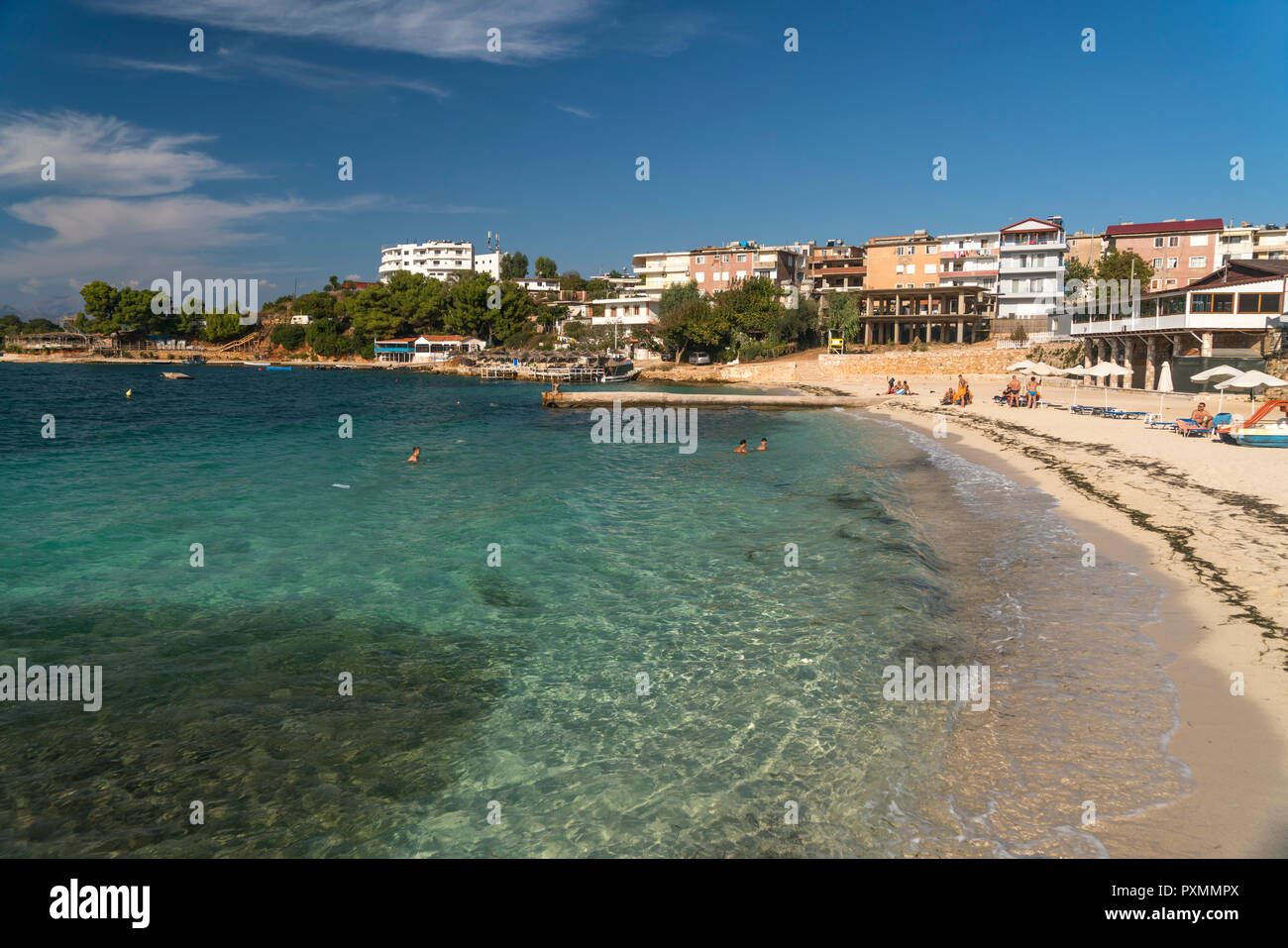 Strand im Badeort Ksamil, Albanien, Europa | bay e Spiaggia di Ksamil, Albania, Europa Foto Stock