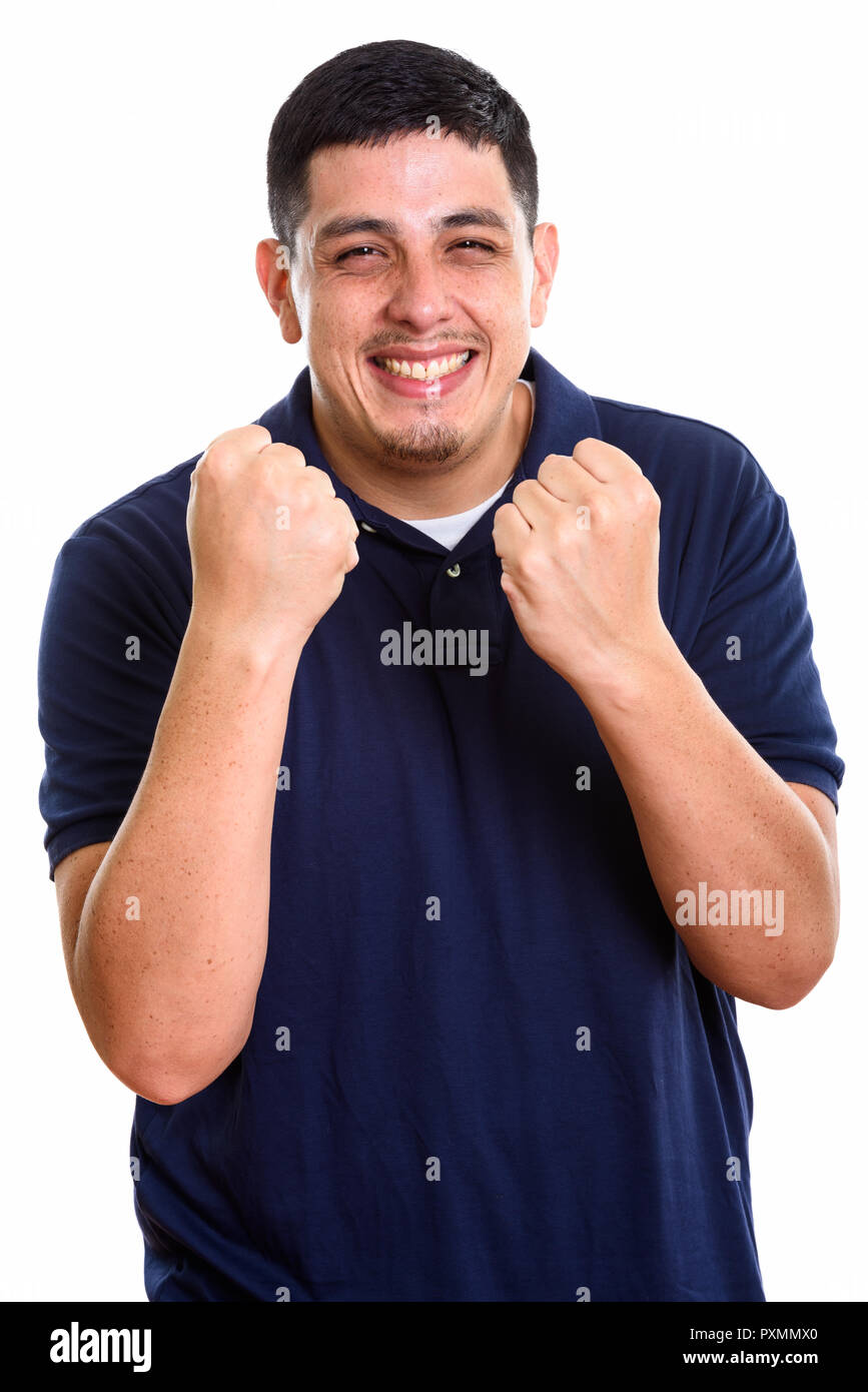 Studio shot di giovani felici ispanico uomo sorridente mentre cercano ex Foto Stock
