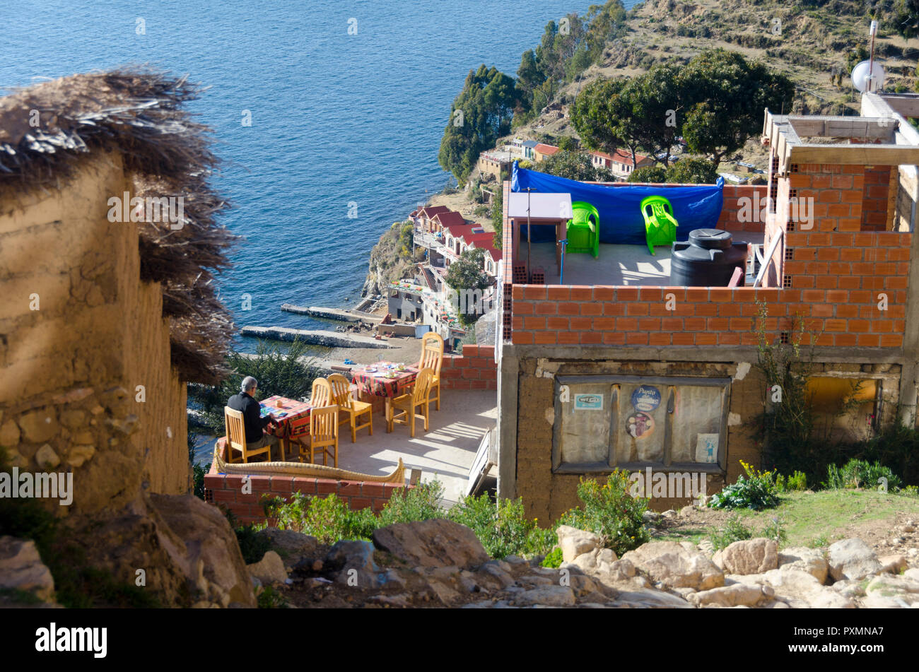 Boat Harbour e case sulla collina, Puerto de Isla del Sol, il lago Titicaca, Bolivia Foto Stock