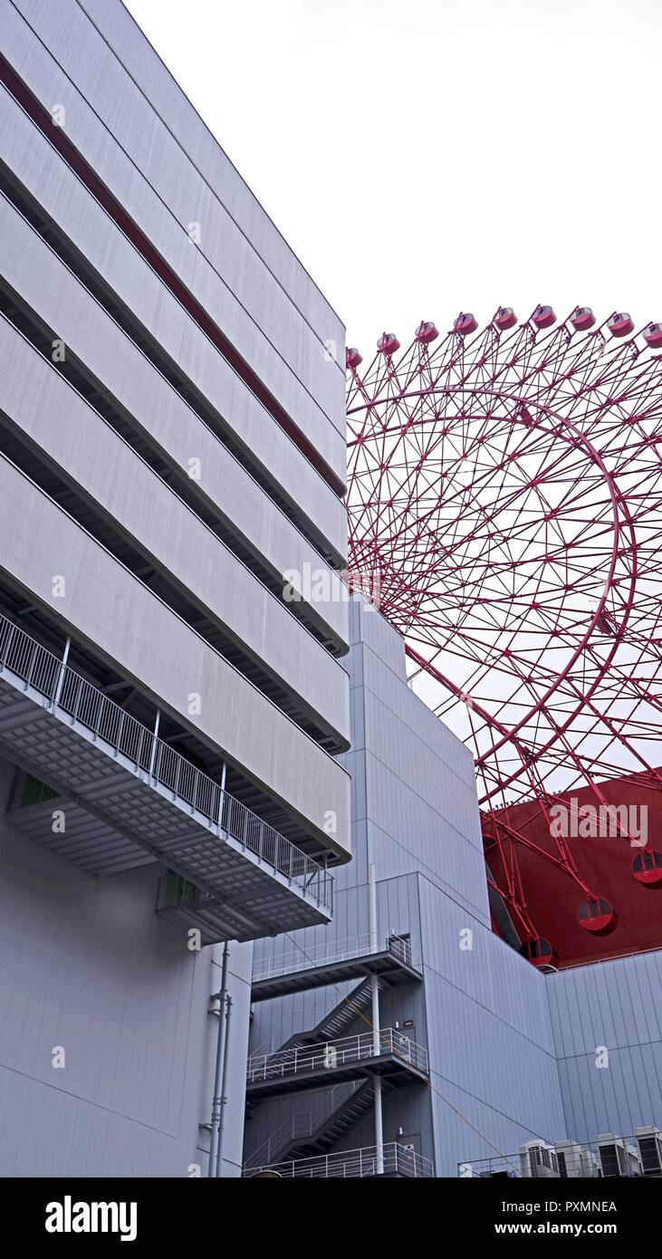La red enorme ruota Ferris edificio in Osaka Foto Stock