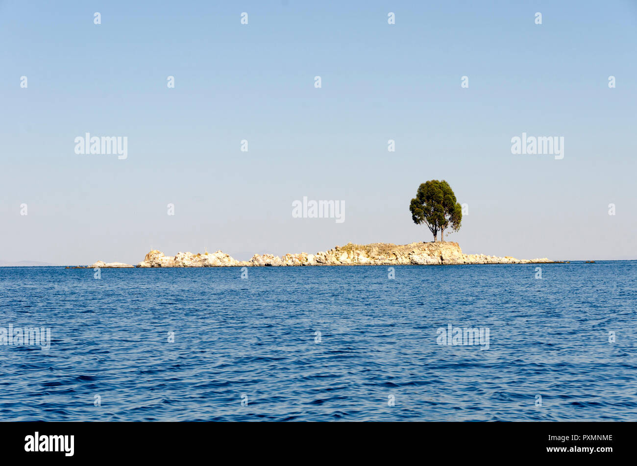 Arida isola con una struttura ad albero, vicino a Isla del Sol, il lago Titicaca, Bolivia Foto Stock