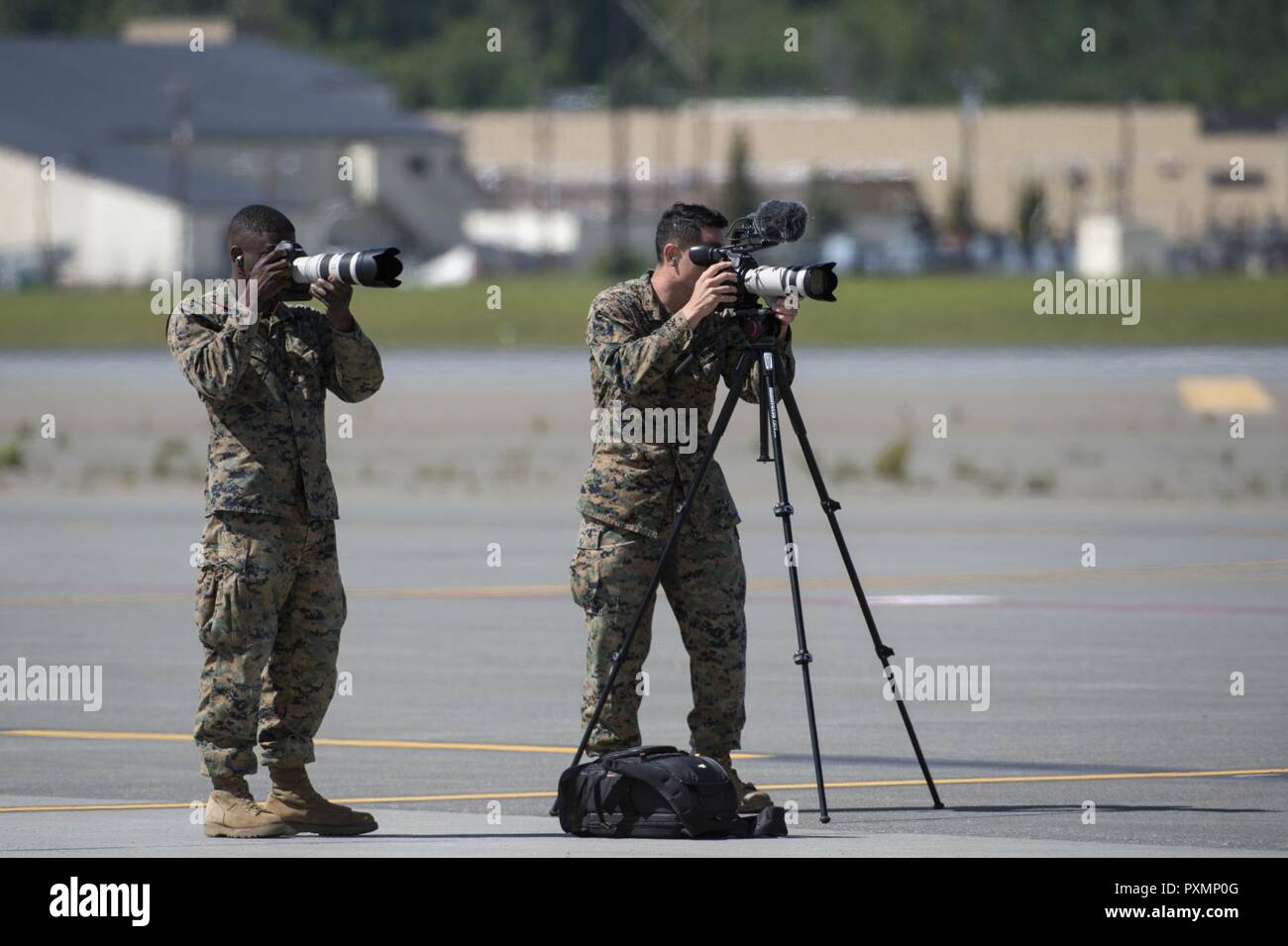 Stati Uniti Marine Corps Lance Cpl. Koby Saunders, sinistra e Sgt. Kowshon Ye, assegnato a 2 aeromobili Marina Wing combattere la fotocamera, documento operazioni di volo durante la bandiera rossa-Alaska 17-2 a base comune Elmendorf-Richardson, Alaska, 16 giugno 2017. RED FLAG-Alaska è una serie di Pacific Air Forces commander-diretto esercizi di addestramento per gli Stati Uniti e le forze internazionali di fornire offensiva congiunta, contatore-aria, interdizione aria vicino il supporto e la grande forza di occupazione in un combattimento simulato l'ambiente. Foto Stock