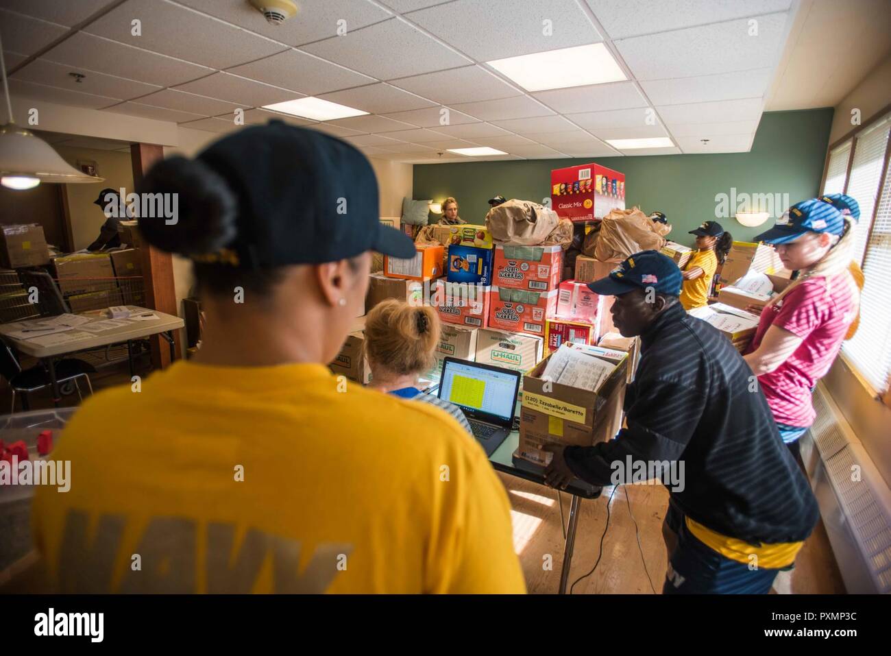 BREMERTON, Washington (16 giugno 2017) marinai assegnato alla USS John C. Stennis (CVN 74) ordina e pesare il cibo donato a Bremerton nello zaino brigata, un'organizzazione che fornisce cibo per bambini in stato di bisogno. John C. Stennis sta conducendo una prevista disponibilità incrementale (PIA) a Puget Sound Naval Shipyard e Manutenzione intermedia Facility, durante il quale la nave sta subendo una manutenzione pianificata e aggiornamenti. Foto Stock