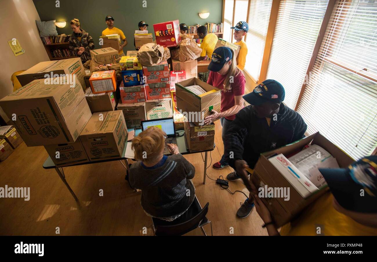 BREMERTON, Washington (16 giugno 2017) marinai assegnato alla USS John C. Stennis (CVN 74) ordina e pesare il cibo donato a Bremerton nello zaino brigata, un'organizzazione che fornisce cibo per bambini in stato di bisogno. John C. Stennis sta conducendo una prevista disponibilità incrementale (PIA) a Puget Sound Naval Shipyard e Manutenzione intermedia Facility, durante il quale la nave sta subendo una manutenzione pianificata e aggiornamenti. Foto Stock