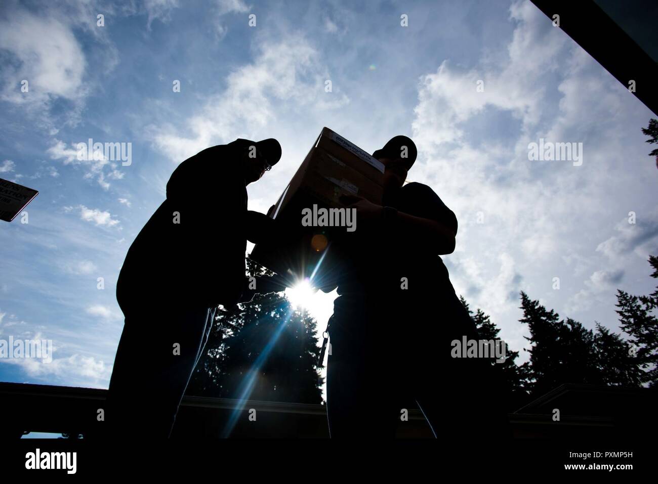 BREMERTON, Washington (16 giugno 2017) marinai assegnato alla USS John C. Stennis (CVN 74) Carico cibo donato a Bremerton nello zaino brigata, un'organizzazione che fornisce cibo per bambini in stato di bisogno, in un veicolo per essere consegnato alle scuole partecipanti. John C. Stennis sta conducendo una prevista disponibilità incrementale (PIA) a Puget Sound Naval Shipyard e Manutenzione intermedia Facility, durante il quale la nave sta subendo una manutenzione pianificata e aggiornamenti. Foto Stock