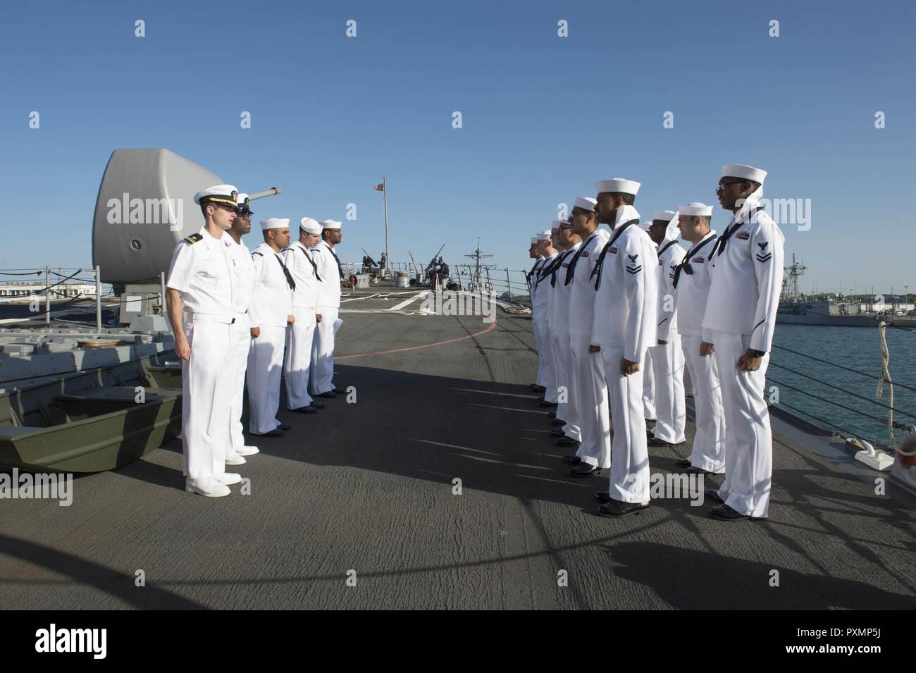 La stazione navale di Rota, Spagna (16 giugno 2017) - i marinai a bordo del Arleigh Burke-class guidato-missile destroyer USS Carney (DDG 64) condurre un servizio dress whites uniformi di ispezione a Rota, Spagna 16 Giugno 2017. Carney, distribuita a Rota, Spagna, sta conducendo la sua pattuglia di terzi negli Stati Uniti Sesta flotta area di operazioni a sostegno degli Stati Uniti per gli interessi di sicurezza nazionali in Europa. (U.S. Foto di Marina di Massa lo specialista di comunicazione di terza classe Weston Jones/rilasciato) Foto Stock La stazione navale di Rota, Spagna (16 giugno 2017) - i marinai a bordo del Arleigh Burke-class guidato-missile destroyer USS Carney (DDG 64) condurre un servizio dress whites uniformi di ispezione a Rota, Spagna 16 Giugno 2017. Carney, distribuita a Rota, Spagna, sta conducendo la sua pattuglia di terzi negli Stati Uniti Sesta flotta area di operazioni a sostegno degli Stati Uniti per gli interessi di sicurezza nazionali in Europa. (U.S. Foto di Marina di Massa lo specialista di comunicazione di terza classe Weston Jones/rilasciato) Foto Stock