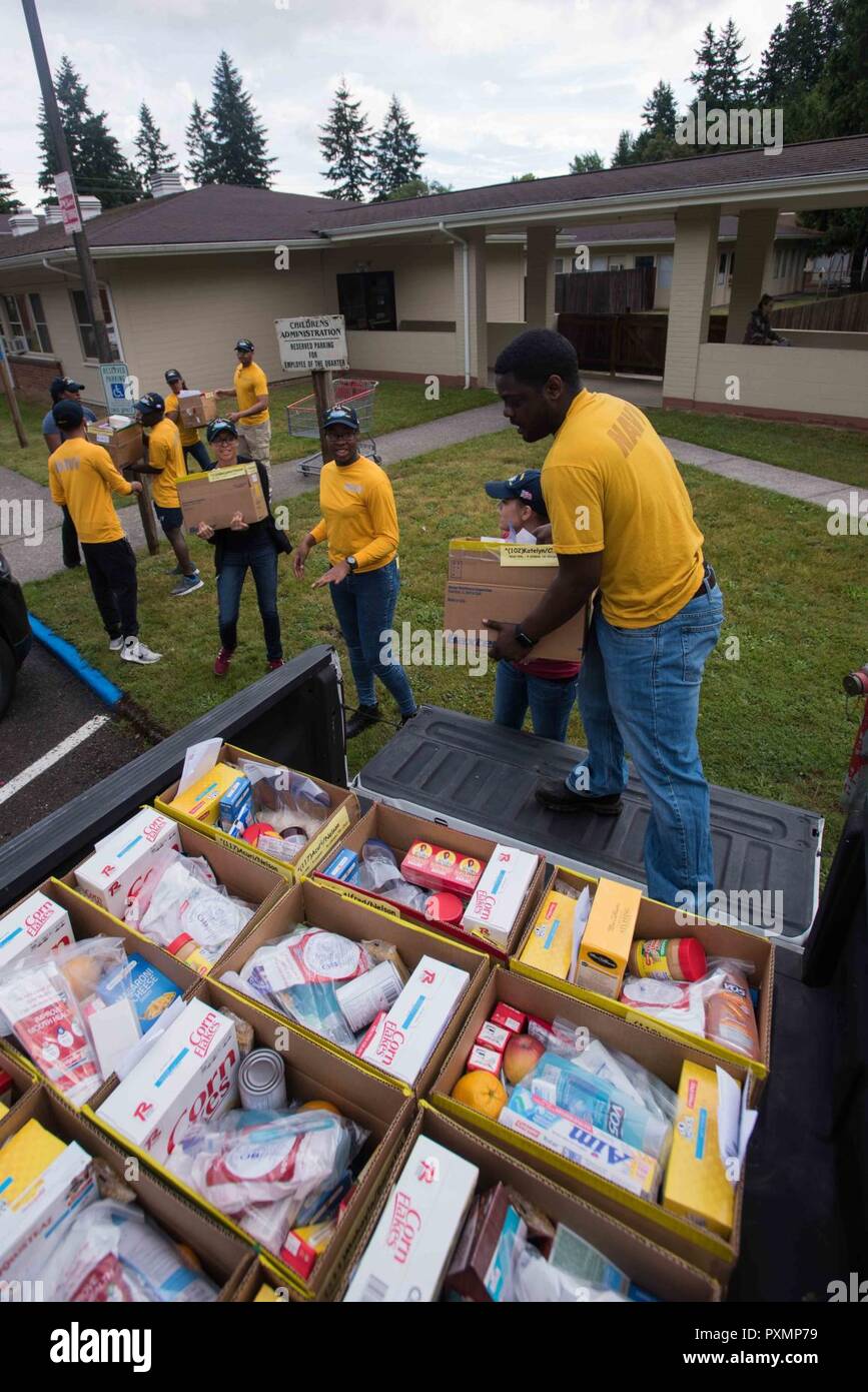 BREMERTON, Washington (16 giugno 2017) marinai assegnato alla USS John C. Stennis (CVN 74) Carico cibo donato a Bremerton nello zaino brigata, un'organizzazione che fornisce cibo per bambini in stato di bisogno, in un veicolo per essere consegnato alle scuole partecipanti. John C. Stennis sta conducendo una prevista disponibilità incrementale (PIA) a Puget Sound Naval Shipyard e Manutenzione intermedia Facility, durante il quale la nave sta subendo una manutenzione pianificata e aggiornamenti. Foto Stock