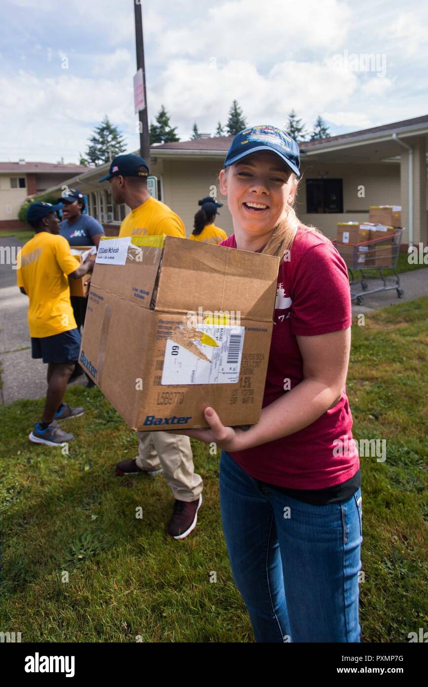 BREMERTON, nello Stato di Washington (16 giugno 2017) Yeoman di terza classe Ashley Olson, assegnato alla portaerei USS John C. Stennis (CVN 74), carichi di cibo donato a Bremerton nello zaino brigata, un'organizzazione che fornisce cibo per bambini in stato di bisogno, in un veicolo durante una comunità progetto relazioni. John C. Stennis sta conducendo una prevista disponibilità incrementale a Puget Sound Naval Shipyard e Manutenzione intermedia Facility, durante il quale la nave sta subendo una manutenzione pianificata e aggiornamenti. Foto Stock