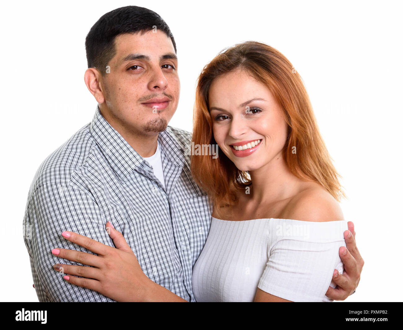 I giovani ispanici felice coppia sorridente mentre abbraccia ogni altro Foto Stock
