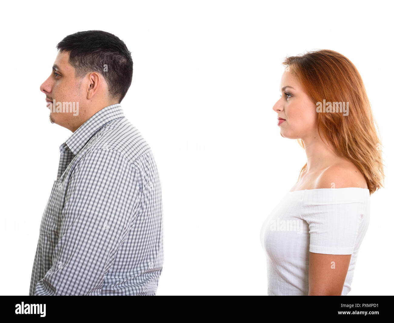 Vista di profilo di giovane coppia ispanica guardando a sinistra insieme Foto Stock